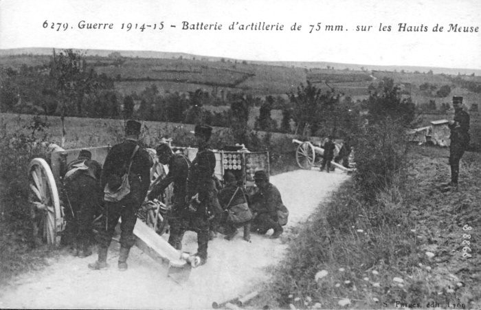 Artilleurs français avec leur batterie de 75 mm dans les Hauts de Meuse. French Artillery on Meuse hills.