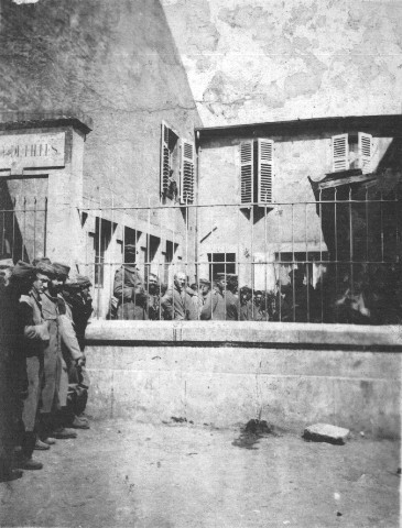 Soldats allemands prisonniers  l'cole de filles de Montauville / German prisoners in Montauville shool.