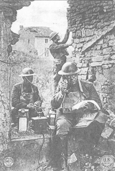 Soldats testant un tlphone allemand  Essey/ D Garret Chief Signal Officer testing german telephon.Sept. 19th