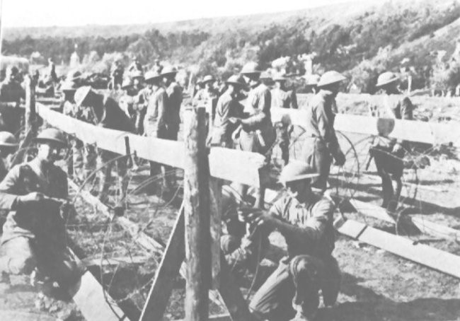 Soldats amricains fabricant un rseau de barbels prs de Bouillonville  / American soldiers with barbed Wire near Bouillonville 