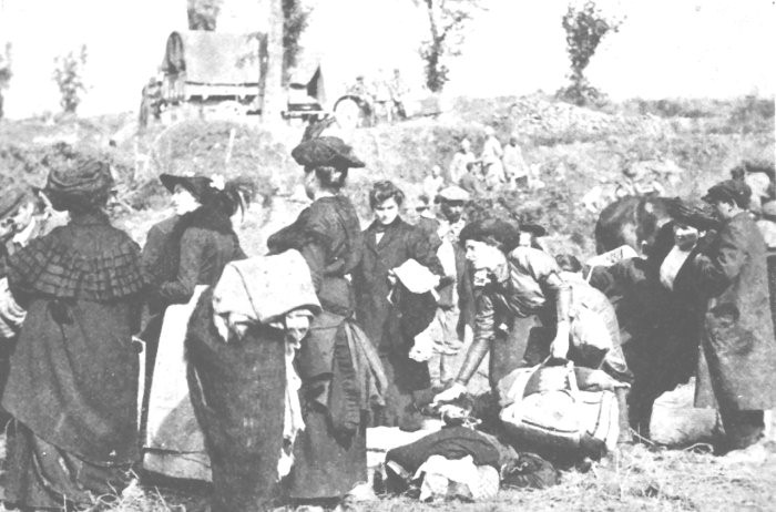 Civils libérés photographiés près de Flirey / Liberated civils in Flirey.