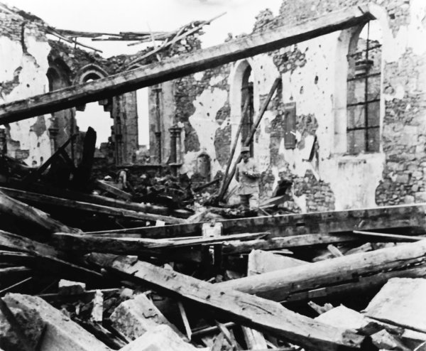 Xivray, un soldat dans l'glise 1915